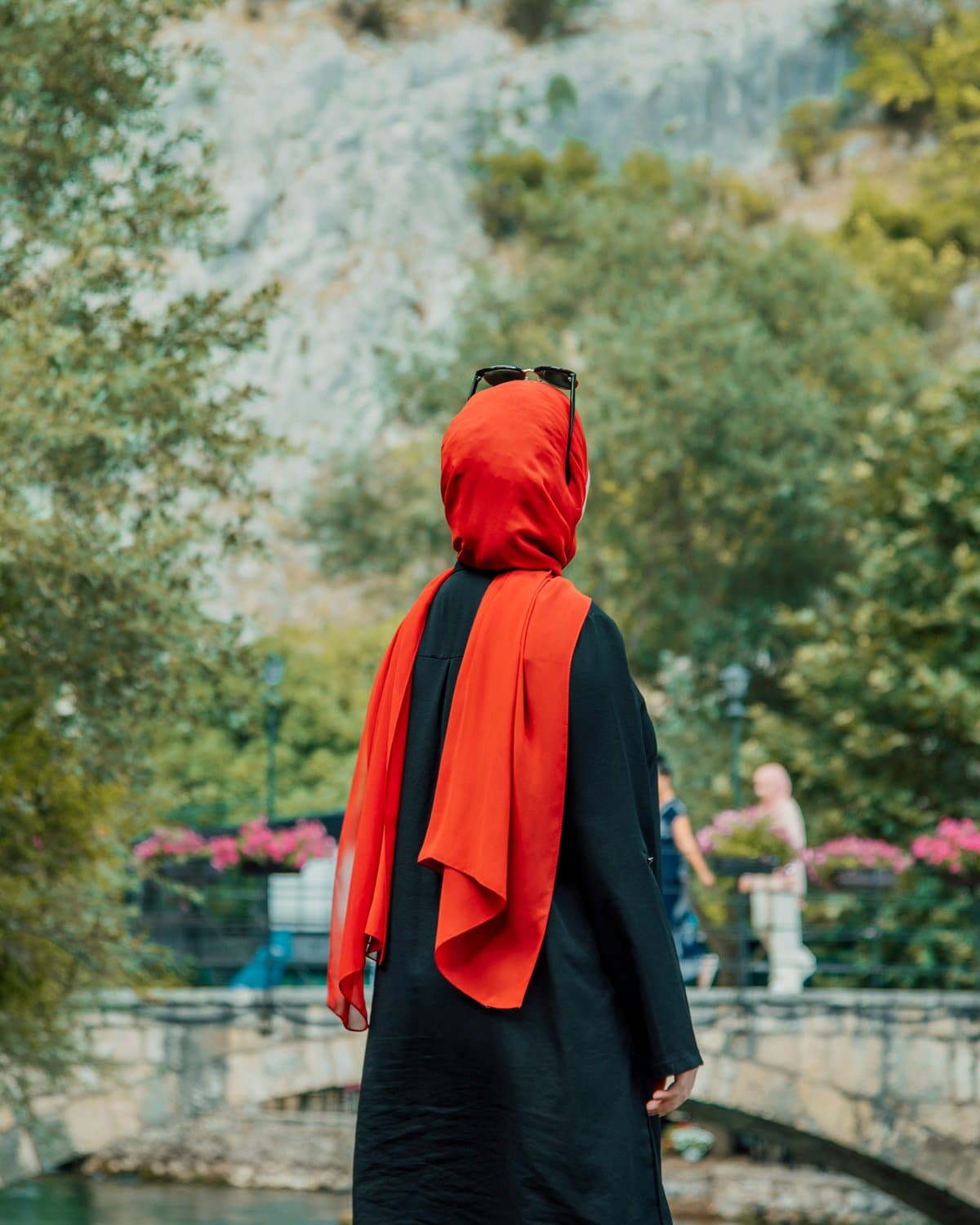 Bold occasion wrap detail